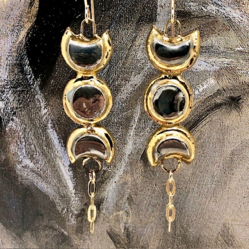 Boucles d'oreilles asymétriques demi-lune, composées de pendentifs en céramique dorée et platinum. Bijoux uniques de créateur.