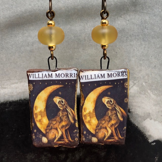 Boucles d'oreilles composées de pendentifs en céramique qui reprennent une illustration avec un lièvre de William Morris, Hare Poster. Bijoux uniques.
