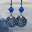 Boucles d'oreilles bohèmes composées de pendentifs en argile polymère avec un motif en relief floral bleu roi et gris. Bijoux uniques de créateur.