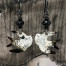 Petites boucles d'oreilles asymétriques et poétiques composées de pendentifs en cuivre émaillé, en forme d'hirondelle. Bijoux uniques de créateur.