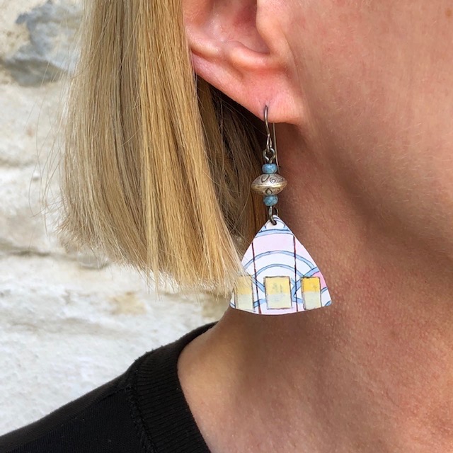 Boucles d'oreilles composées de pendentifs artisanaux en métal illustré et de perles en argent Thaï Karen. Crochets d'oreilles en niobium. Pièces uniques.