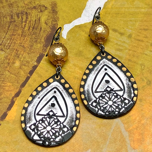 Boucles d'oreilles composées de pendentifs artisanaux en pâte polymère et de perles en laiton doré. Crochets d'oreilles en laiton. Pièces uniques.