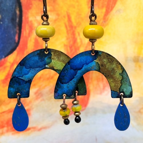 Boucles d'oreilles vintage composées de pendentifs demi-lune en laiton bleu-vert et de perles lampwork jaune. Pièces uniques.