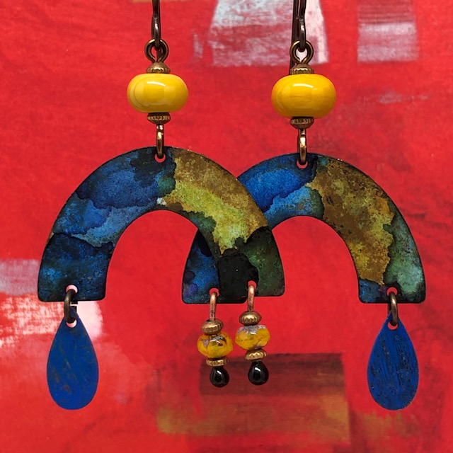 Boucles d'oreilles vintage composées de pendentifs demi-lune en laiton bleu-vert et de perles lampwork jaune. Pièces uniques.