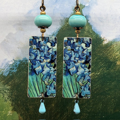 Longues boucles d’oreilles composées de pendentifs en cuivre qui reprennent les Iris de Van Gogh. Bijoux uniques de créateur.