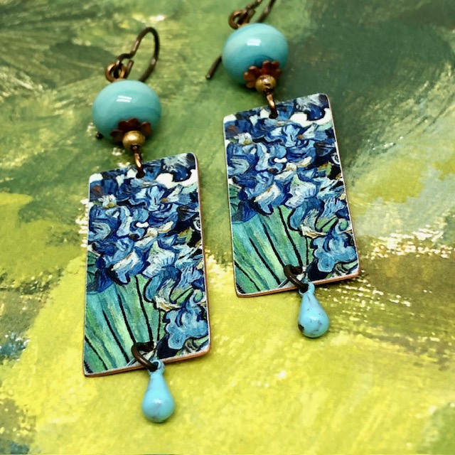 Longues boucles d’oreilles composées de pendentifs en cuivre qui reprennent les Iris de Van Gogh. Bijoux uniques de créateur.