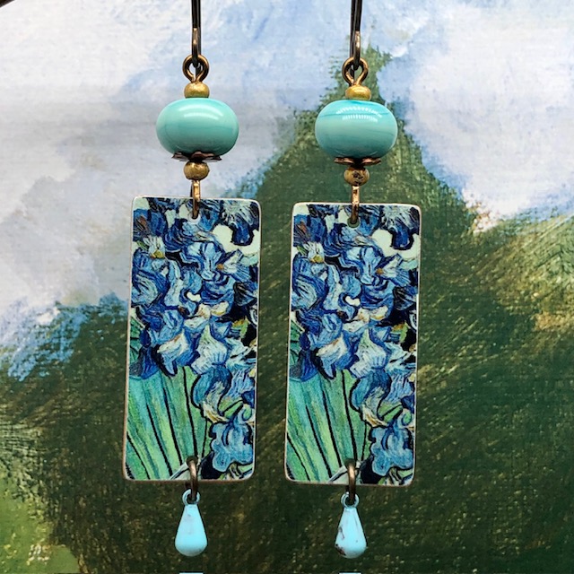 Longues boucles d’oreilles composées de pendentifs en cuivre qui reprennent les Iris de Van Gogh. Bijoux uniques de créateur.