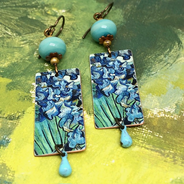 Longues boucles d’oreilles composées de pendentifs en cuivre qui reprennent les Iris de Van Gogh. Bijoux uniques de créateur.