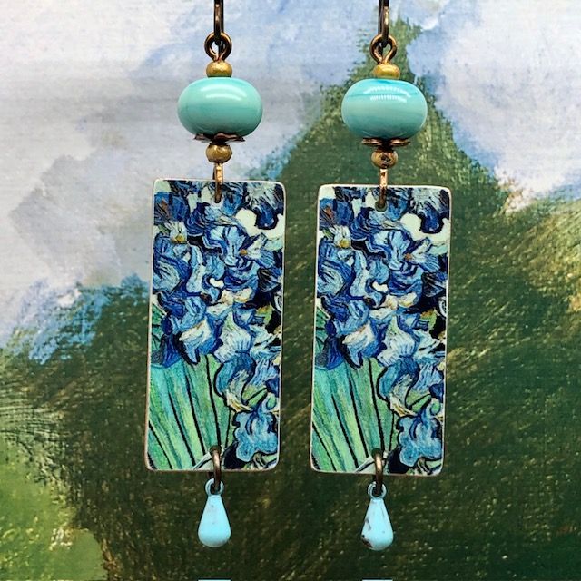 Longues boucles d’oreilles composées de pendentifs en cuivre qui reprennent les Iris de Van Gogh. Bijoux uniques de créateur.