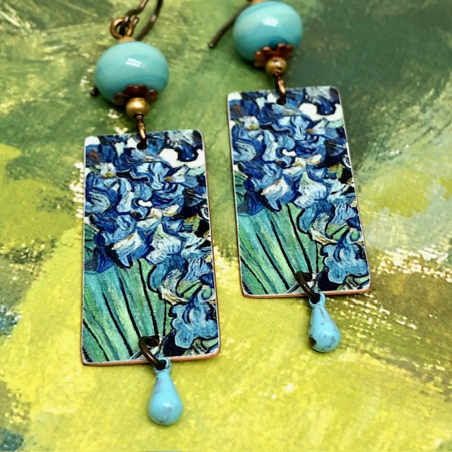 Longues boucles d’oreilles composées de pendentifs en cuivre qui reprennent les Iris de Van Gogh. Bijoux uniques de créateur.