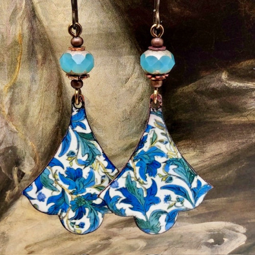 Grandes boucles d’oreilles asymétriques composées de pendentifs en cuivre émaillé avec un motif d'iris bleus. Bijoux uniques de créateur.