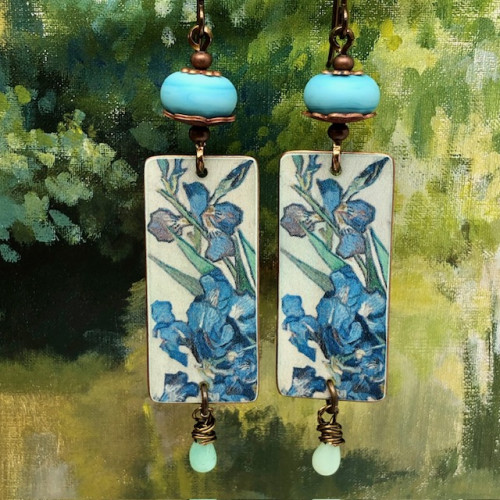 Longues boucles d’oreilles composées de pendentifs en cuivre qui reprennent les Iris de Van Gogh. Bijoux uniques de créateur.