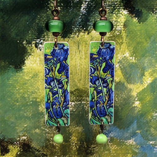 Longues boucles d’oreilles composées de pendentifs en cuivre qui reprennent un détail du tableau Les Iris de Van Gogh. Bijoux uniques de créateur.