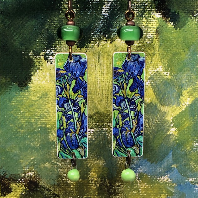 Longues boucles d’oreilles composées de pendentifs en cuivre qui reprennent un détail du tableau Les Iris de Van Gogh. Bijoux uniques de créateur.