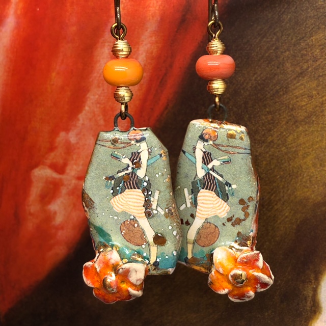 Boucles d'oreilles artisanales en céramique au style rétro représentant une jeune femme en costume de bain. Bijoux uniques.