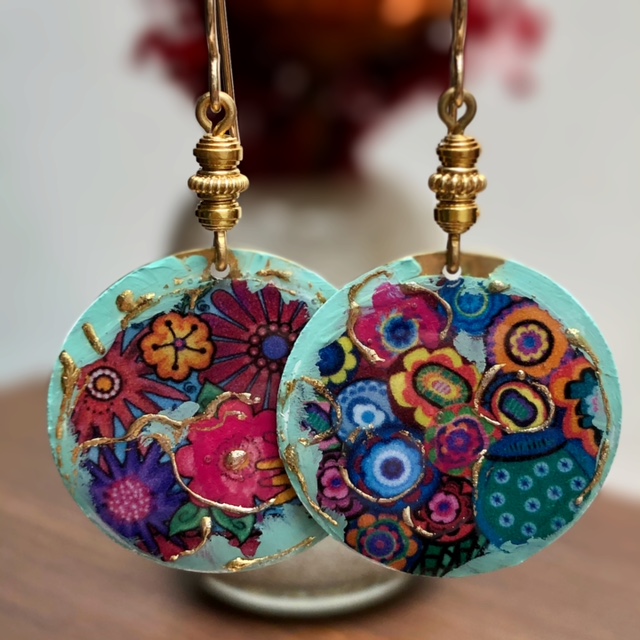 Boucles d'oreilles composées de pendentifs artisanaux en laiton émaillé et de perles en vermeil ThaÏ Karen. Crochets d'oreilles en vermeil. Pièces uniques.