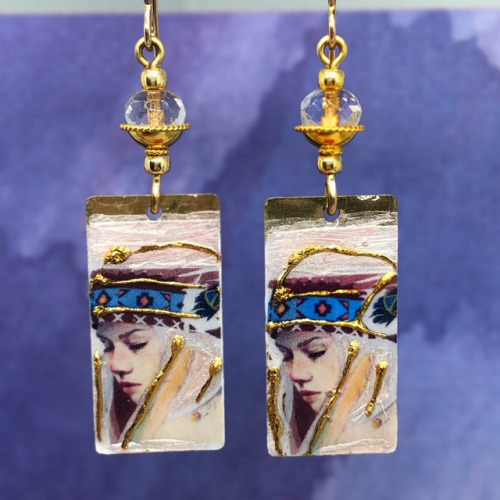 Boucles d'oreilles composées de pendentifs artisanaux en laiton illustré, de perles en verre tchèque et de coupelles en vermeil. Pièces uniques.