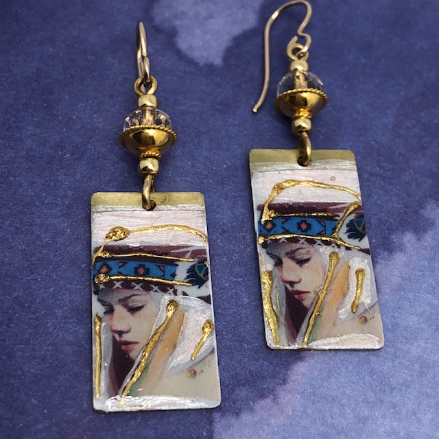 Boucles d'oreilles composées de pendentifs artisanaux en laiton illustré, de perles en verre tchèque et de coupelles en vermeil. Pièces uniques.