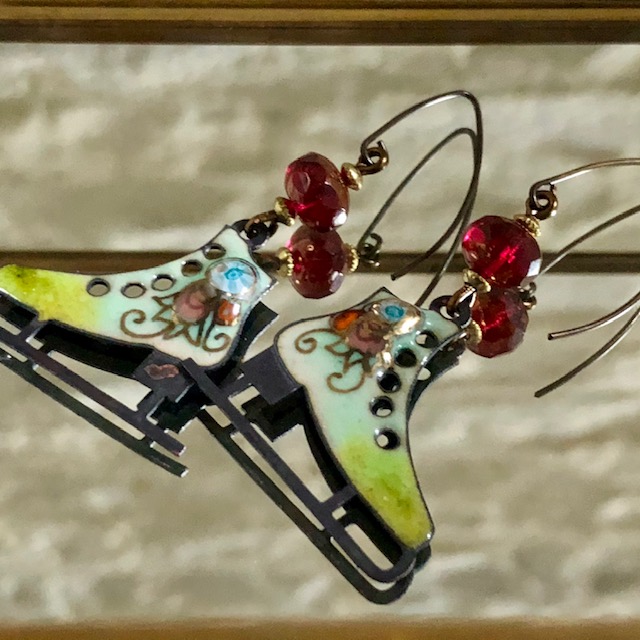 Boucles d'oreilles composées de pendentifs artisanaux en laiton émaillé et de perles en verre tchèque rouges. Crochets d'oreilles en laiton. Pièces uniques.
