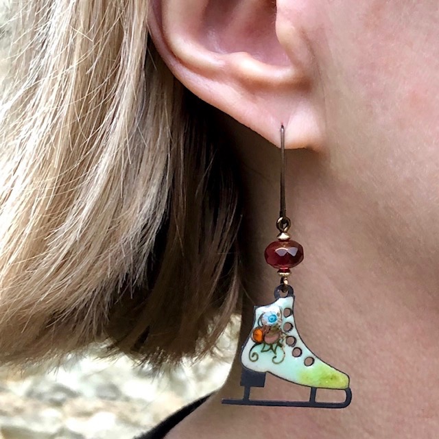 Boucles d'oreilles composées de pendentifs artisanaux en laiton émaillé et de perles en verre tchèque rouges. Crochets d'oreilles en laiton. Pièces uniques.