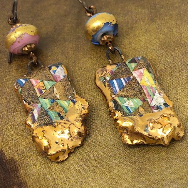 Boucles d'oreilles Klimt composées de pendentifs artisanaux en céramique multicolores et de perles en verre filé. Pièces uniques.