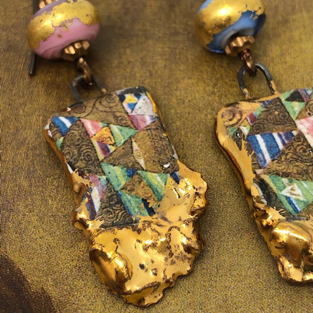 Boucles d'oreilles Klimt composées de pendentifs artisanaux en céramique multicolores et de perles en verre filé. Pièces uniques.