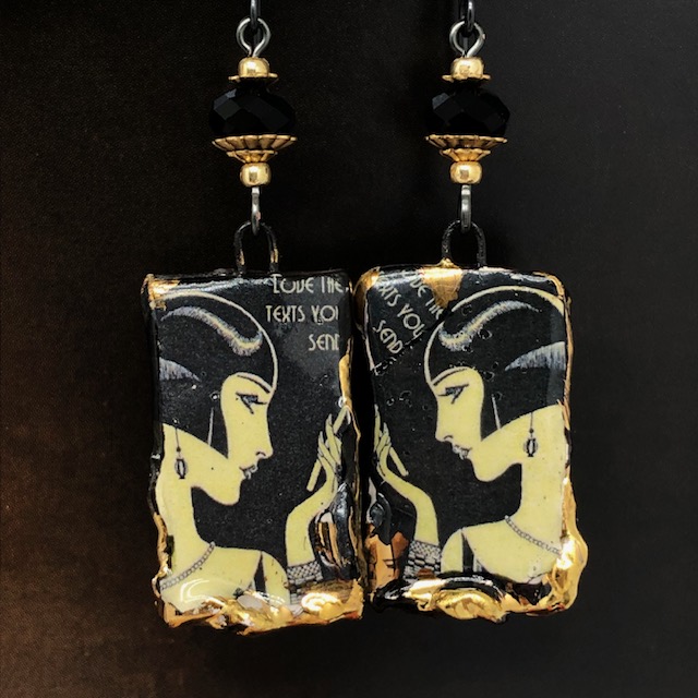 Boucles d'oreilles bohème chic, noir et or, composées de pendentifs en céramique qui représentent une garçonne tenant un fume-cigarette. Bijoux uniques.