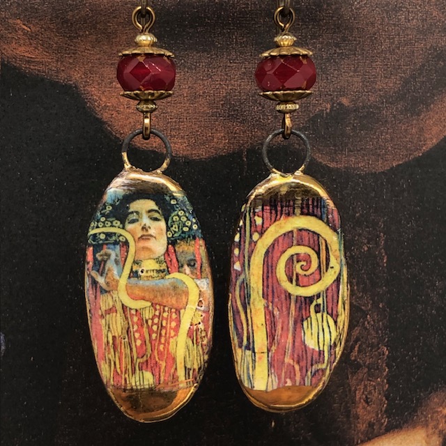 Boucles d’oreilles asymétriques composées de pendentifs en céramique représentant une oeuvre de Gustave Klimt, intitulée La Médecine. Bijoux uniques.