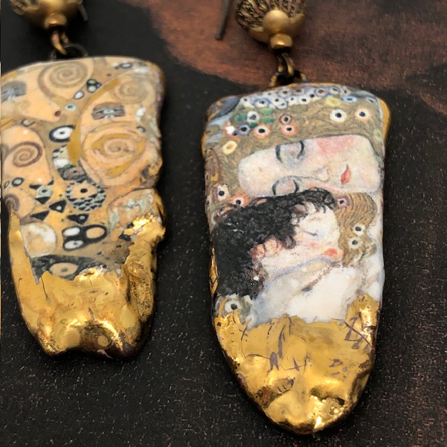 Longues boucles d'oreilles asymétriques en céramique représentant un détail de deux tableaux de Gustav Klimt. Modèles uniques.