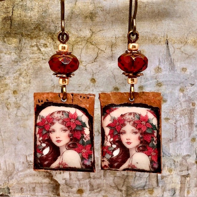 Boucles d’oreilles bohèmes composées de pendentifs en cuivre émaillé avec le portrait d'une femme à la chevelure piquée de fleurs rouges. Bijoux uniques.