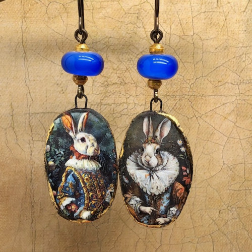 Boucles d’oreilles asymétriques composées de pendentifs en céramique avec le portrait d'un couple de lapins dans une tenue victorienne. Bijoux uniques.