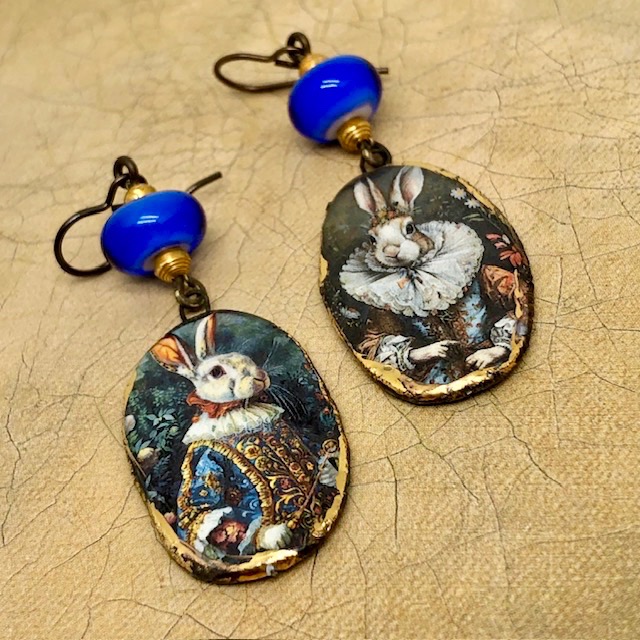Boucles d’oreilles asymétriques composées de pendentifs en céramique avec le portrait d'un couple de lapins dans une tenue victorienne. Bijoux uniques.