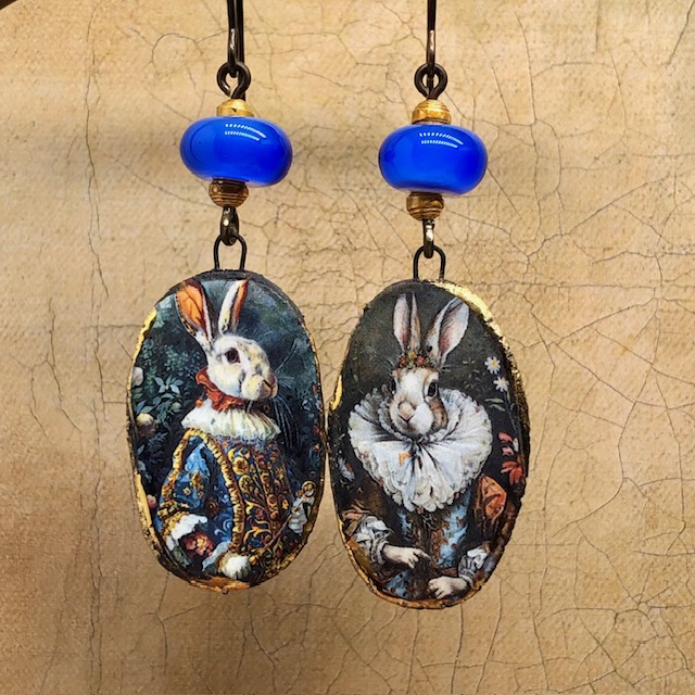 Boucles d’oreilles asymétriques composées de pendentifs en céramique avec le portrait d'un couple de lapins dans une tenue victorienne. Bijoux uniques.