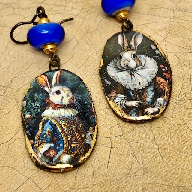 Boucles d’oreilles asymétriques composées de pendentifs en céramique avec le portrait d'un couple de lapins dans une tenue victorienne. Bijoux uniques.