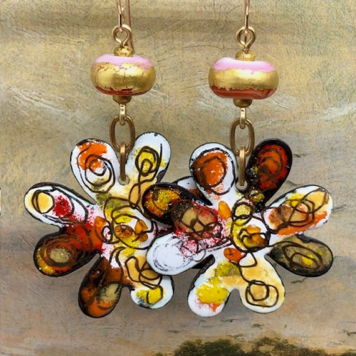 Grandes boucles d’oreilles bohèmes composées de pendentifs en cuivre émaille en forme de marguerites multicolores. Bijoux uniques de créateur.