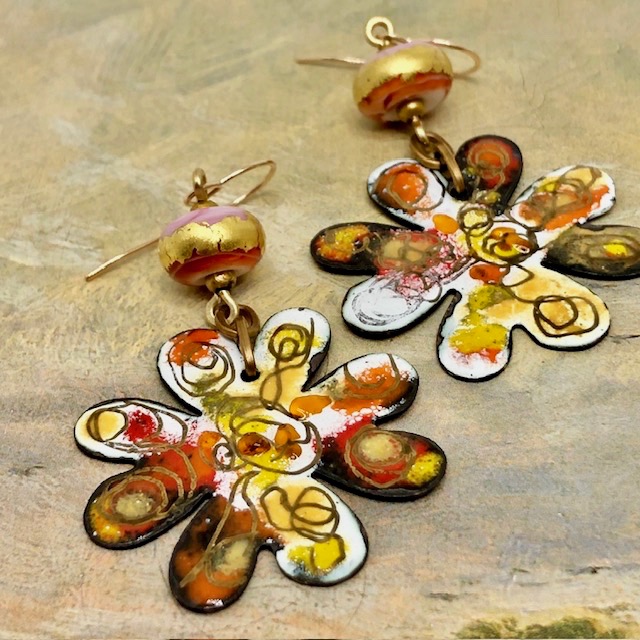 Grandes boucles d’oreilles bohèmes composées de pendentifs en cuivre émaille en forme de marguerites multicolores. Bijoux uniques de créateur.