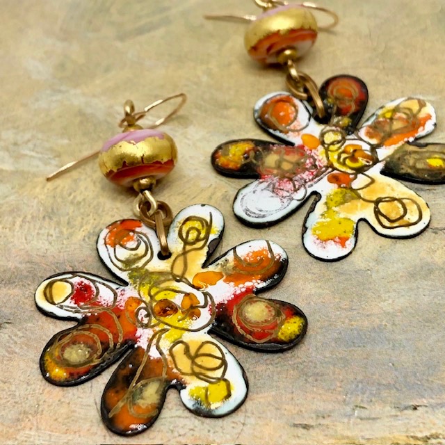Grandes boucles d’oreilles bohèmes composées de pendentifs en cuivre émaille en forme de marguerites multicolores. Bijoux uniques de créateur.