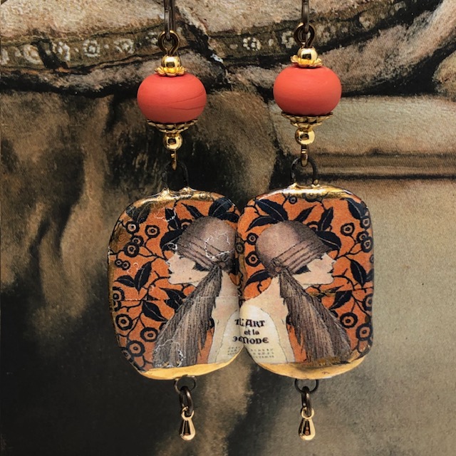 Boucles d’oreilles asymétriques composées de pendentifs en céramique avec une illustration de 1925 pour la revue "L'Art et la mode". Bijoux uniques.