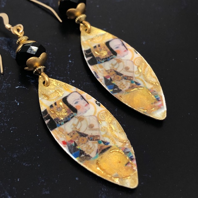 Boucles d'oreilles Klimt sont composées de pendentifs en laiton peints à la main et de perles noires en cristal Swarovski. Pièces uniques.