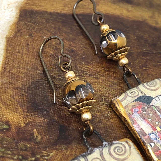 Boucles d'oreilles bohème chic composées de pendentifs représentant une variante du tableau Le Baiser, de Gustav Klimt. Pièces uniques.
