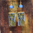 Boucles d’oreilles de créateur composées de pendentifs en laiton émaillé représentant un léopard sur un fond bleu azur. Bijoux uniques.