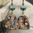 Boucles d’oreilles asymétriques composées de pendentifs en céramique avec un motif léopard et de perles en verre bleu turquoise et bronze. Bijoux uniques.