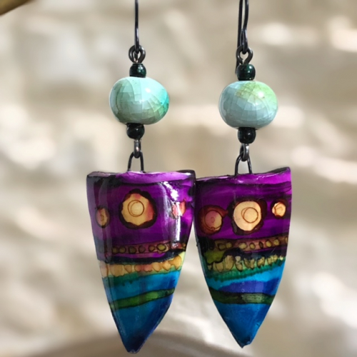 Boucles d'oreilles composées de perles et de pendentifs artisanaux en céramique. Crochets d'oreilles en niobium. Pièces uniques.