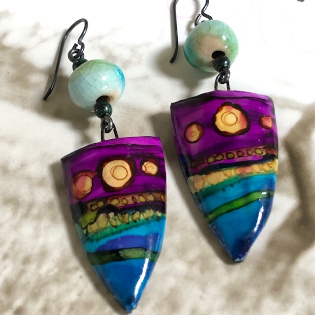 Boucles d'oreilles composées de perles et de pendentifs artisanaux en céramique. Crochets d'oreilles en niobium. Pièces uniques.