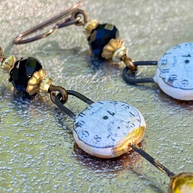 Boucles d’oreilles composées de pendentifs artisanaux en céramique et de perles en cristal. Crochets d’oreilles en laiton. Pièces uniques.