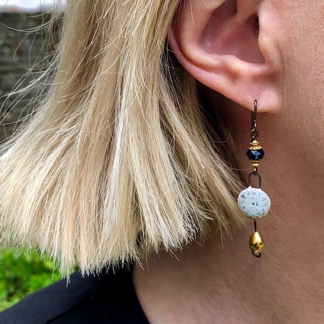 Boucles d’oreilles composées de pendentifs artisanaux en céramique et de perles en cristal. Crochets d’oreilles en laiton. Pièces uniques.