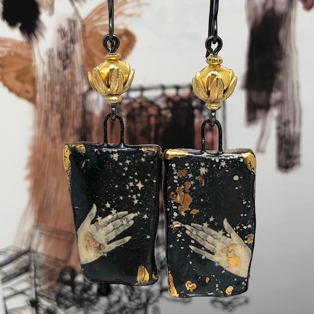Boucles d'oreilles composées de pendentifs artisanaux en céramique et de perles en vermeil Thaï Karen. Crochets d'oreilles en niobium. Pièces uniques.