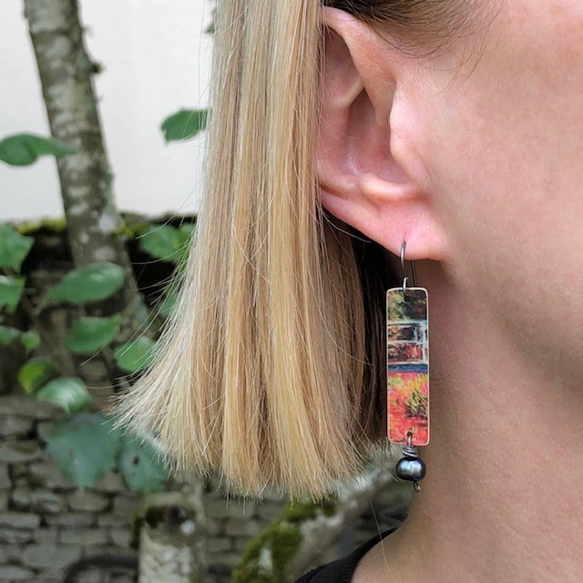 Boucles d'oreilles composées de pendentifs artisanaux en cuivre illustré et de perles d'eau douce. Crochets d'oreilles en niobium. Pièces uniques.