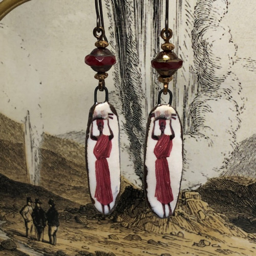 Boucles d'oreilles ethniques porteuses d'Afrique composées de pendentifs en céramique rouge et beige et de perles en verre tchèque.