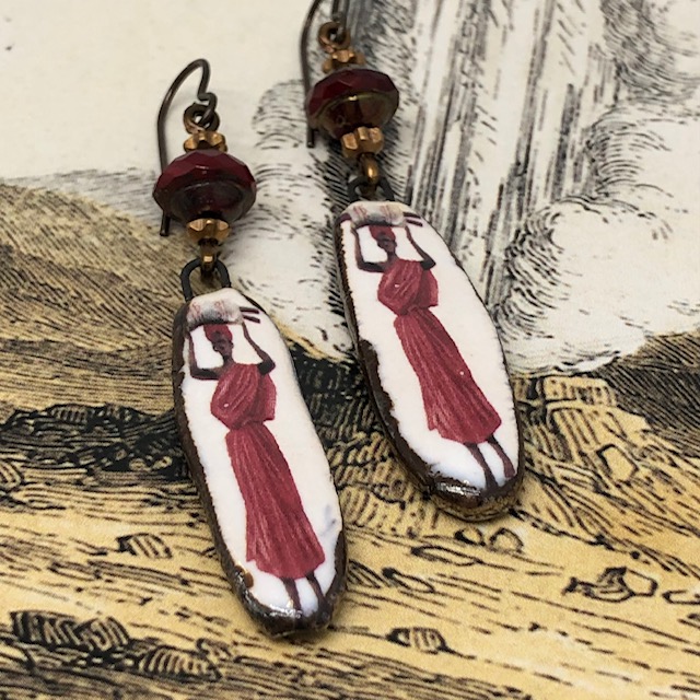 Boucles d'oreilles ethniques porteuses d'Afrique composées de pendentifs en céramique rouge et beige et de perles en verre tchèque.